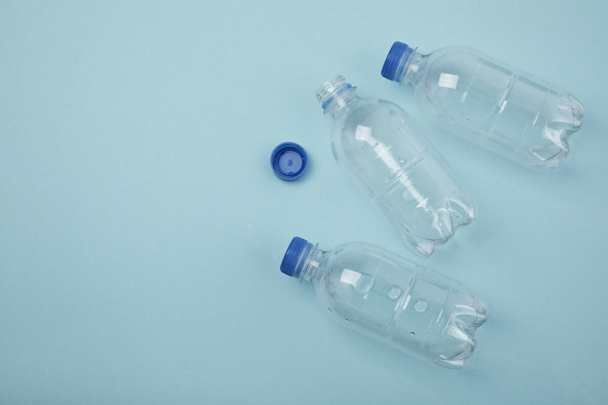 Kāda ir plastmasas pudeles dibenā esošā “knīpja” funkcija?