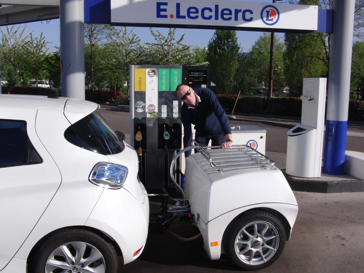 Viņi nobrauca 2500 km ar elektromobili un nonāca pie skarba secinājuma: dīzelis joprojām ir nepārspējams uz ceļa.
