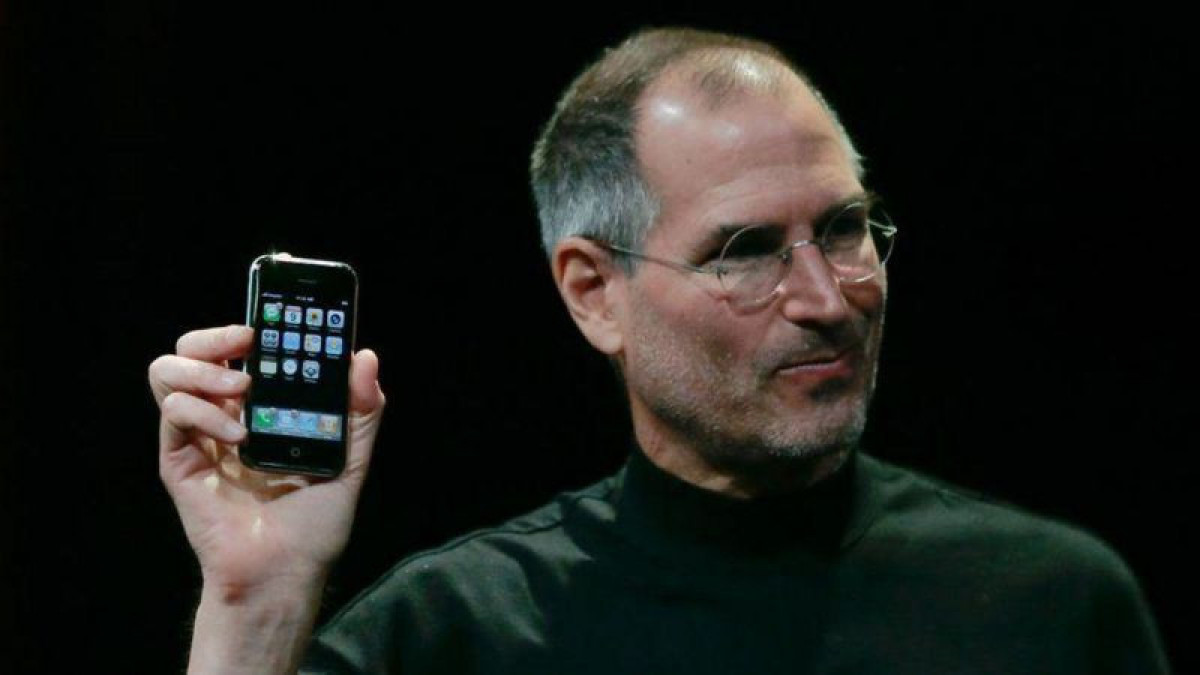 «Man vajag 4000 tases kafijas»: Pirmais zvans no iPhone bija Stīva Džobsa troļļošana, par ko viņam nācās atvainoties.