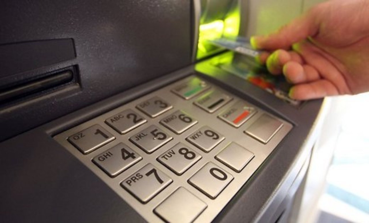 Esiet uzmanīgi ar bankomātiem: kas jādara, pirms ievietojat karti