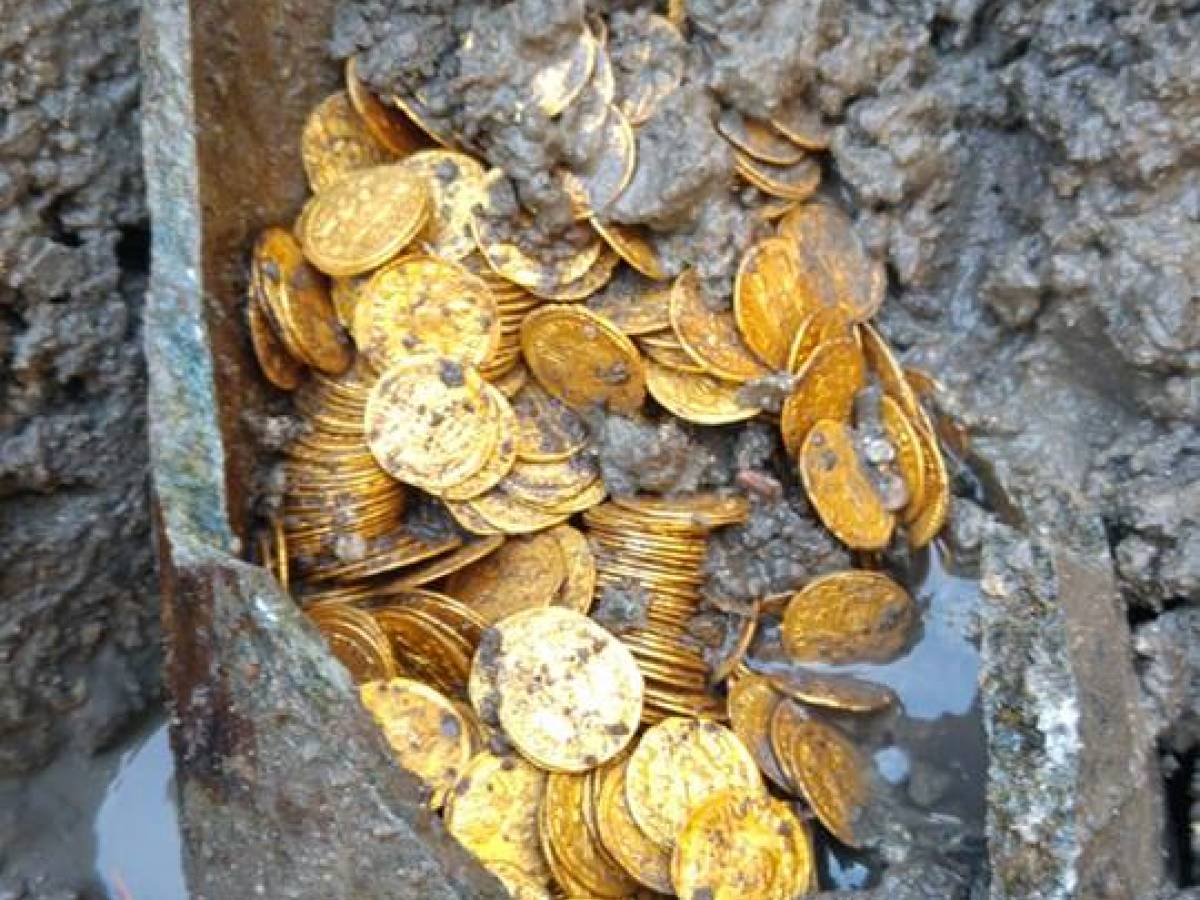 Viņi tīrīja upi un nejauši atrada viduslaiku dārgumu ar zeltu, kas izgatavots pirms 1000 gadiem.
