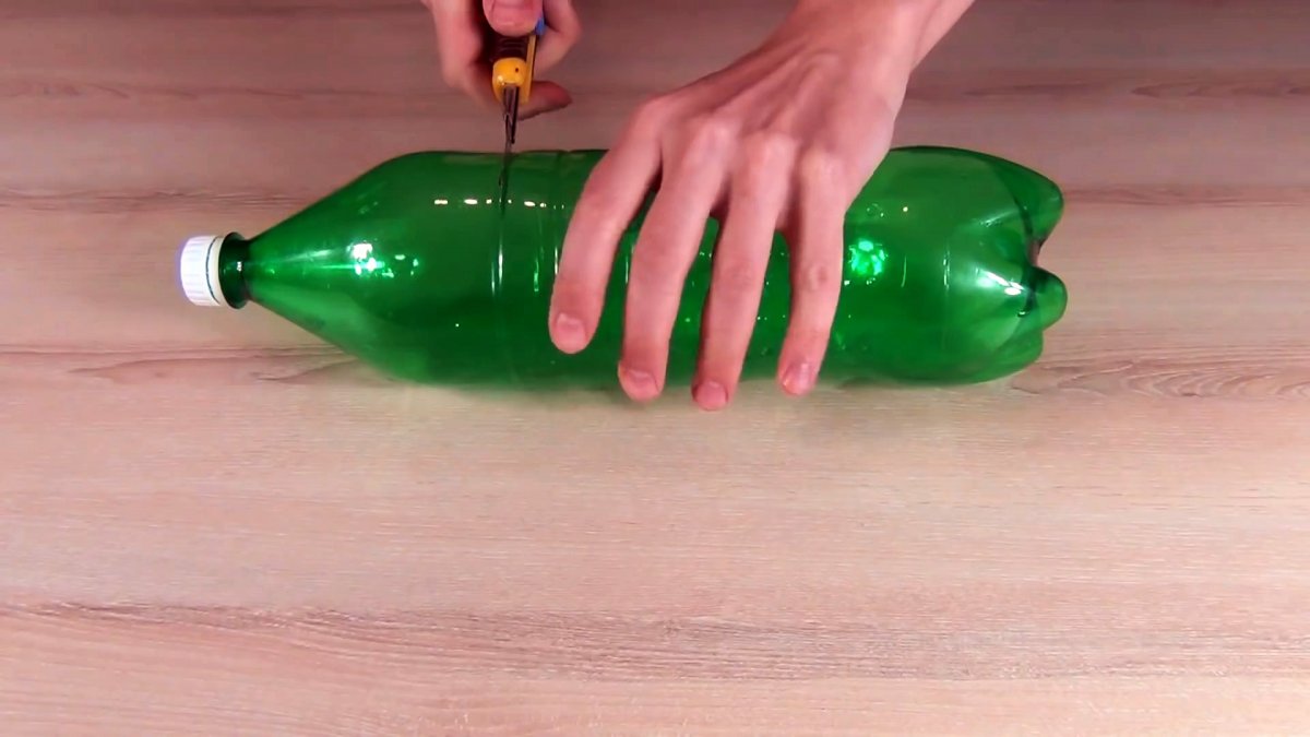 Kāda ir plastmasas pudeles dibenā esošā “knīpja” funkcija?