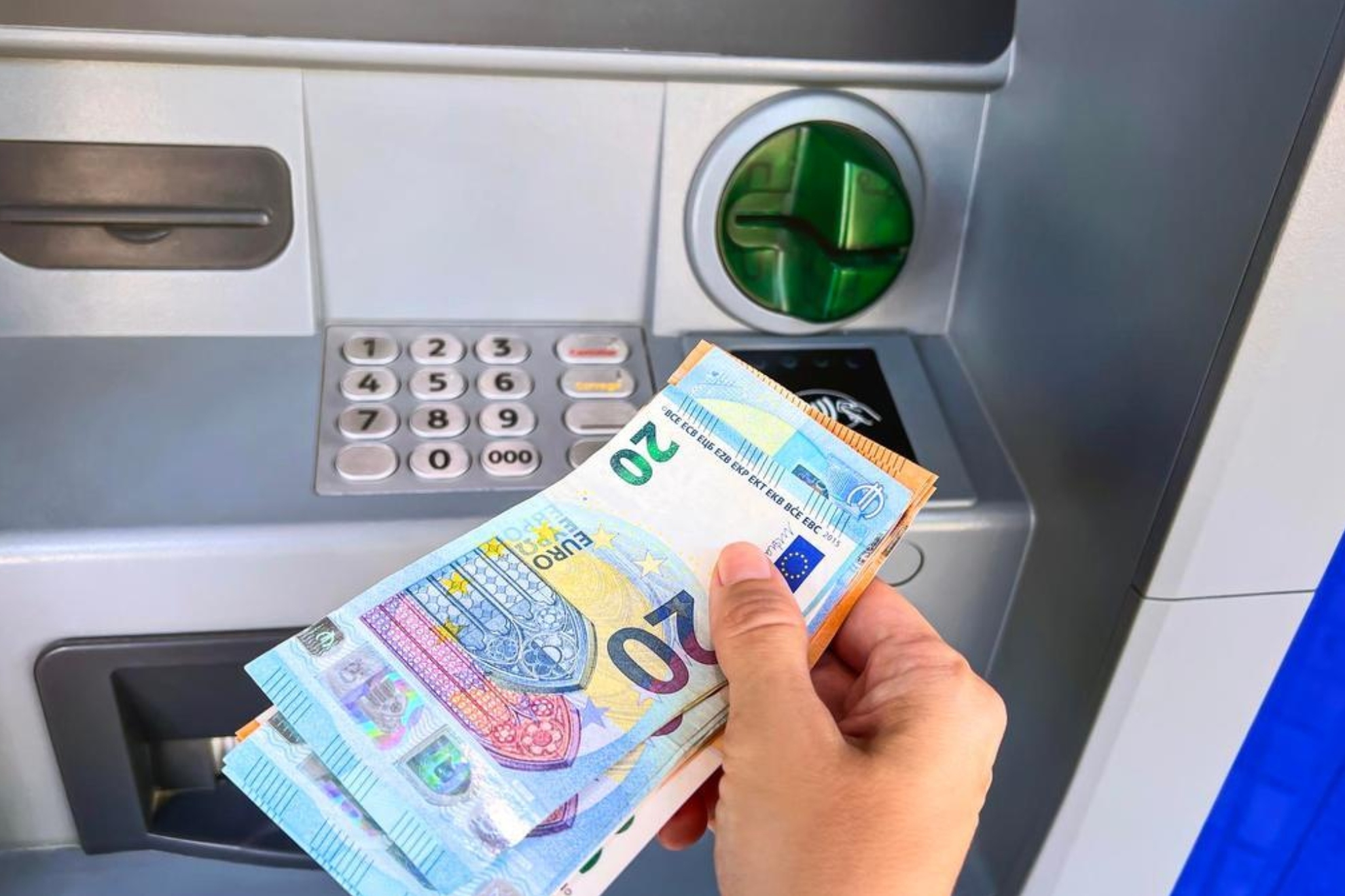 Vairs nekad neizņemiet šādu naudas summu no bankomāta: jūs meklēs Valsts kase.