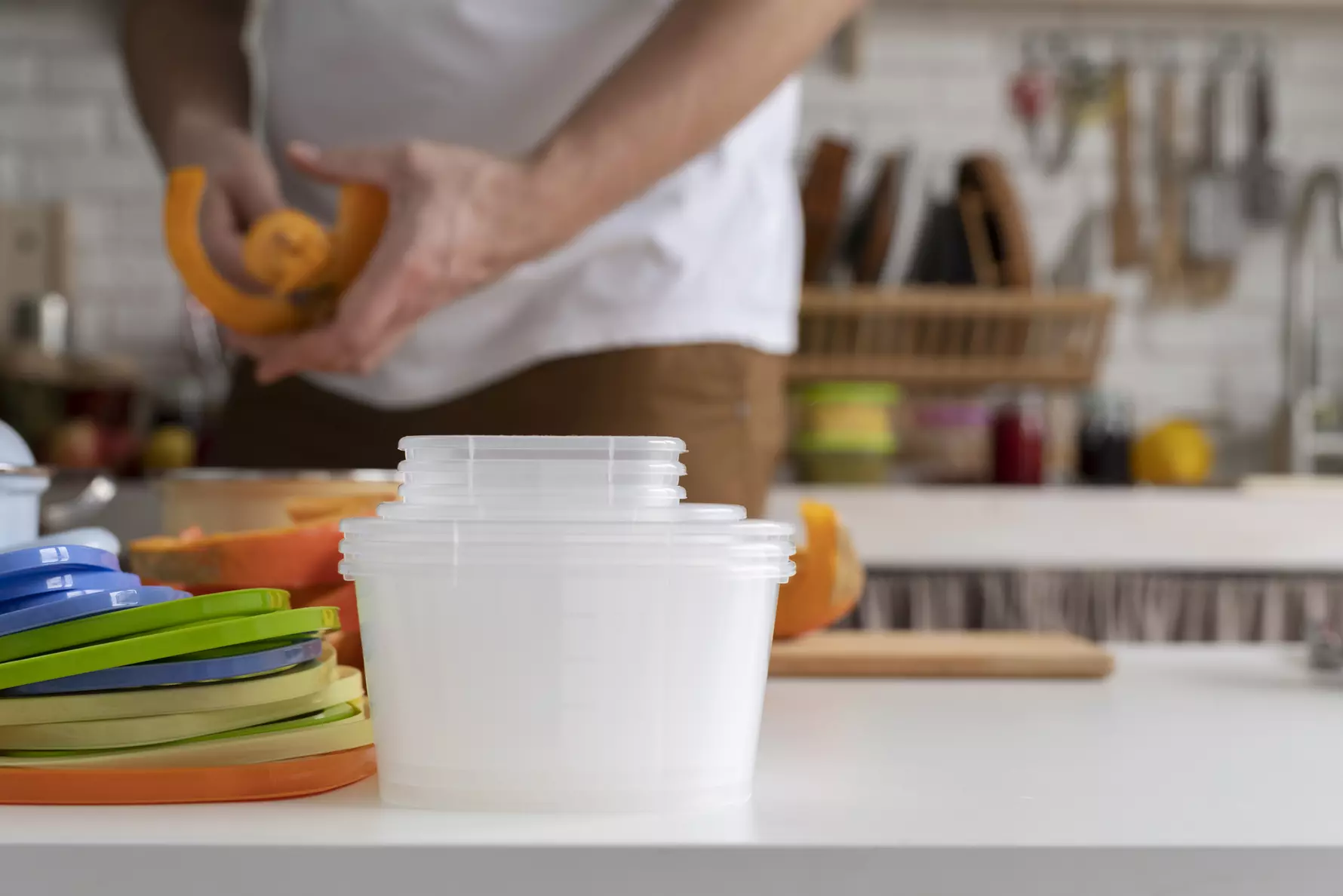 Kā no Tupperware traukiem iztīrīt mērces traipus ar vienkāršu triku