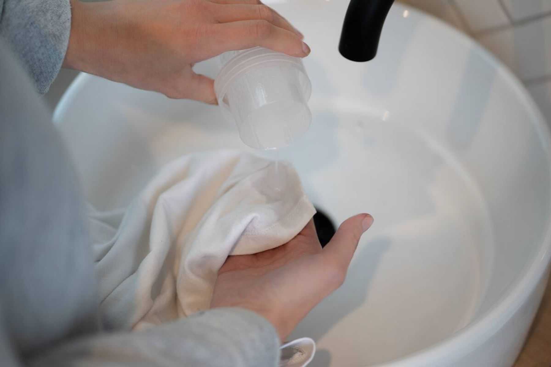 Ne balinātājs, ne pārtikas soda: vienkāršs veids, kā no apģērba iztīrīt pat visgrūtāk iztīrāmos traipus, un tas ir 100% efektīvs.