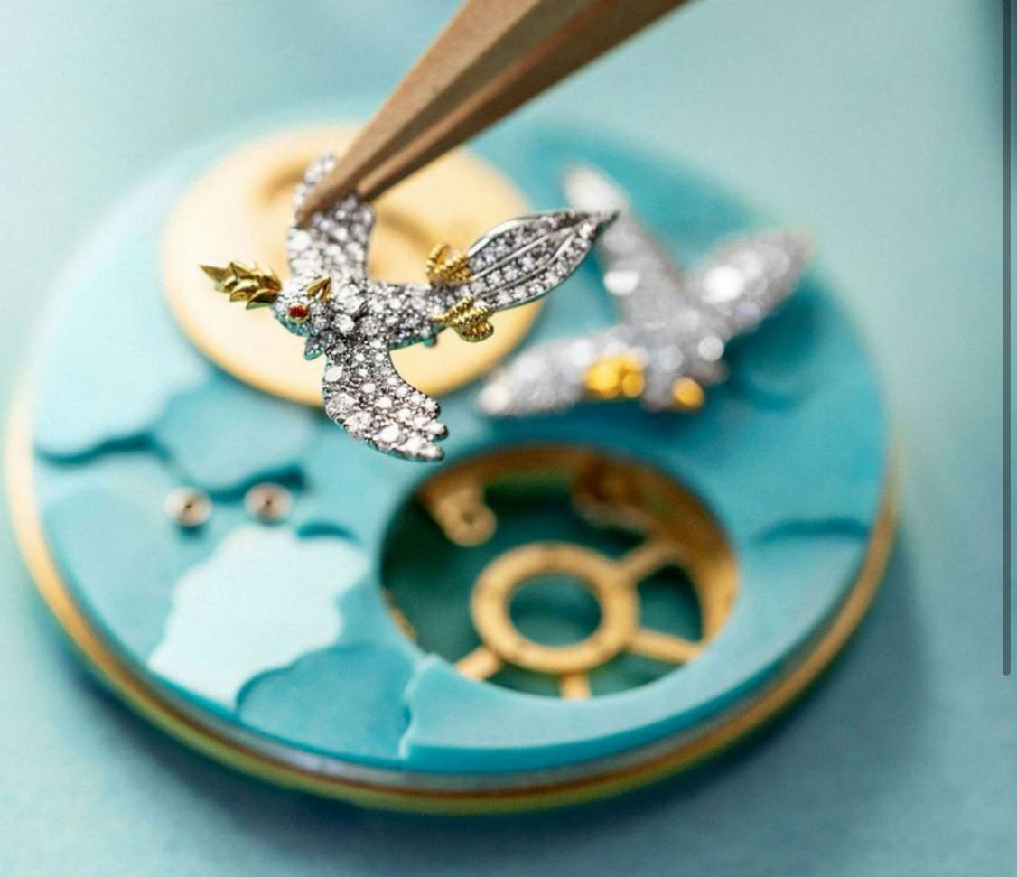 Tiffany pārskata augstās pulksteņmākslas mākslu, prezentējot pulksteni ar 587 dimantiem, kura vērtība pārsniedz 300 000 eiro.