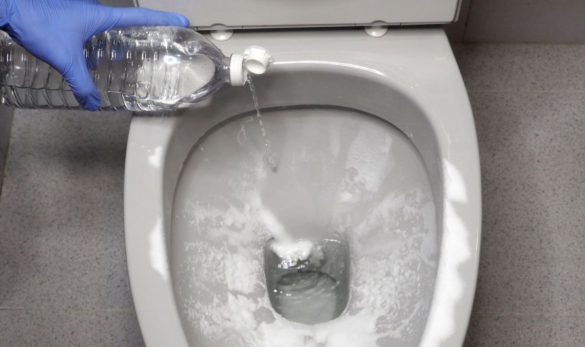 Ne etiķis, ne pārtikas soda: tas ir labākais veids, kā noņemt kaļķa nogulsnes no krāniem un tualetes podiem.