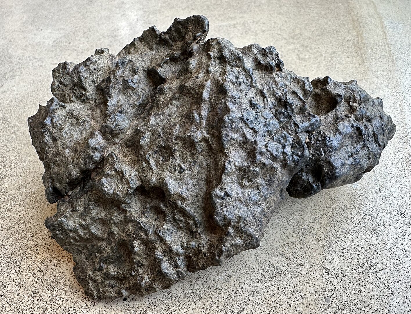 Pēc zinātnieku domām, divi meteorīti, kas atrasti Sahārā, varētu piederēt vismazāk izpētītajai Saules sistēmas planētai.