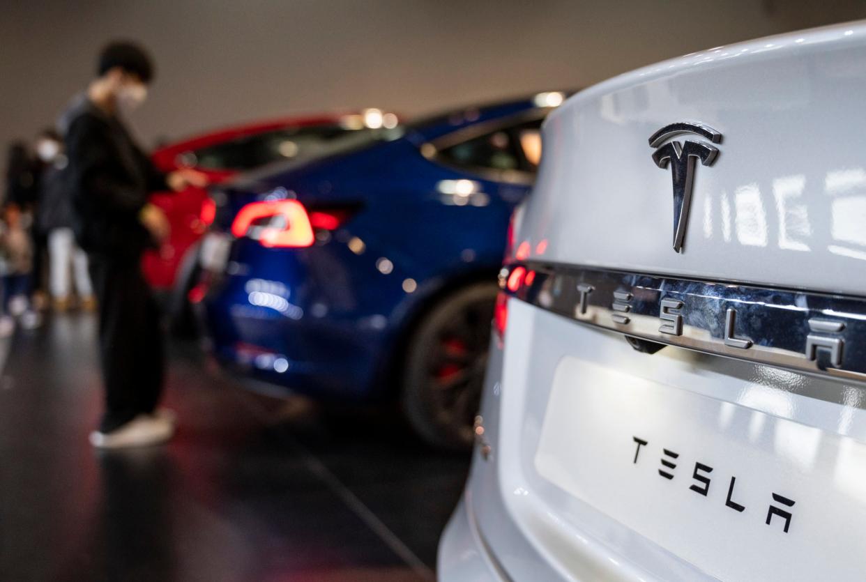 Ķīna maksā Tesla 557 miljonus dolāru, bet neapņemas ražot vairāk elektromobiļu savā teritorijā.