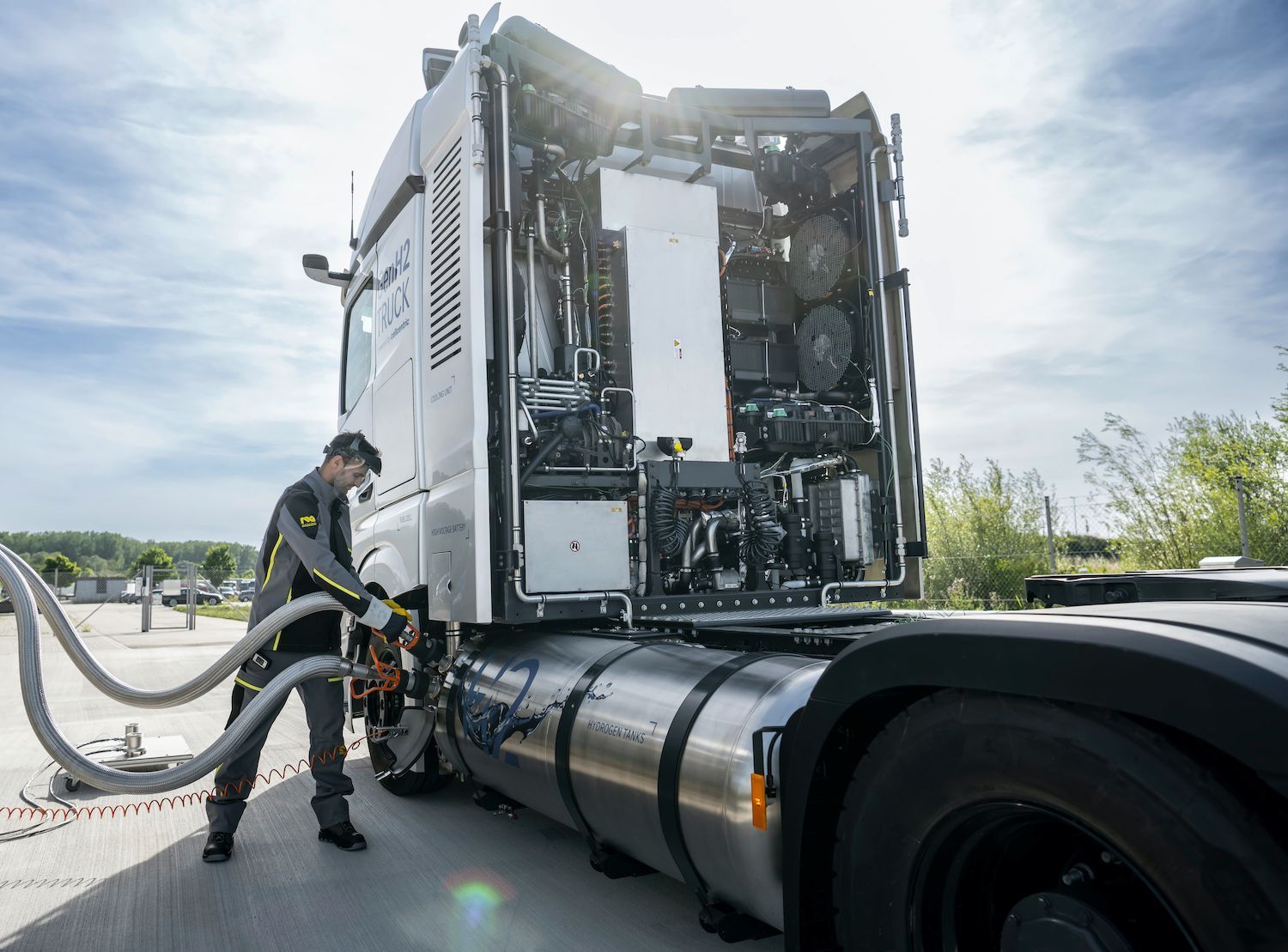 Jūs mazgājat automašīnu ar Karcher. Latvija ir uzstādījusi reaktīvo dzinēju kravas automašīnā, lai tīrītu tankus un kuģus.