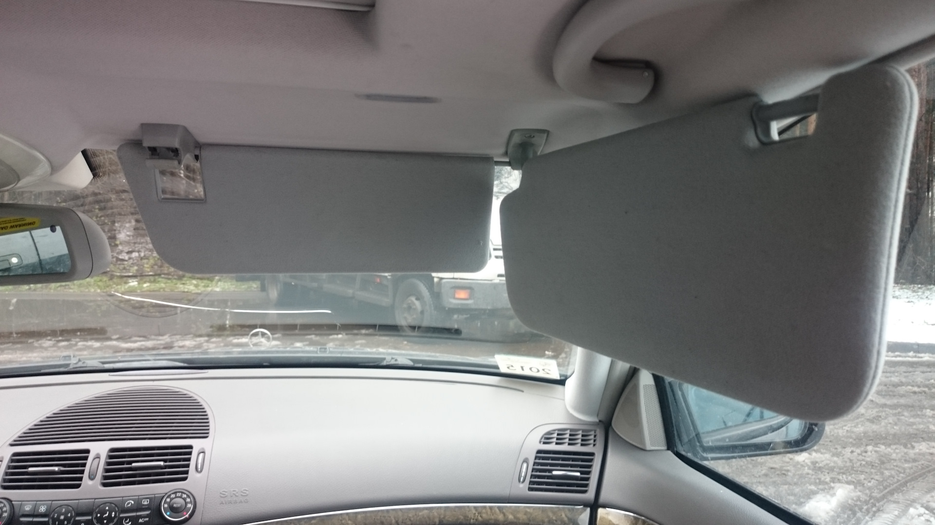 Bez brilles un cepures: vienkāršs veids, kā aizsargāt acis no saules braucot ar automašīnu, izmantojot saules aizsargu