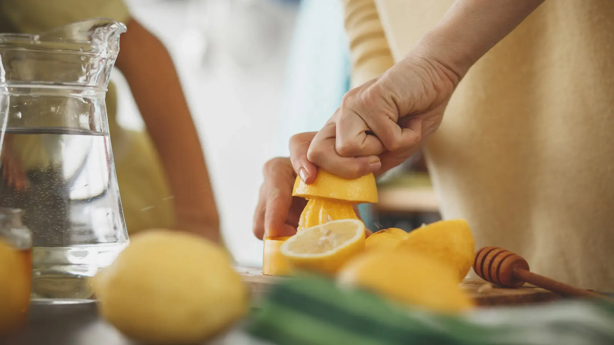 Roku mazgāšana ar citronu un cukuru: kāpēc to vajadzētu darīt un kāpēc tas ir nepieciešams, pēc ekspertu domām