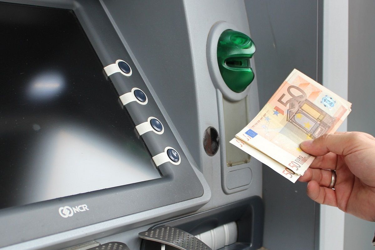 Vairs nekad neizņemiet šādu naudas summu no bankomāta: jūs meklēs Valsts kase.