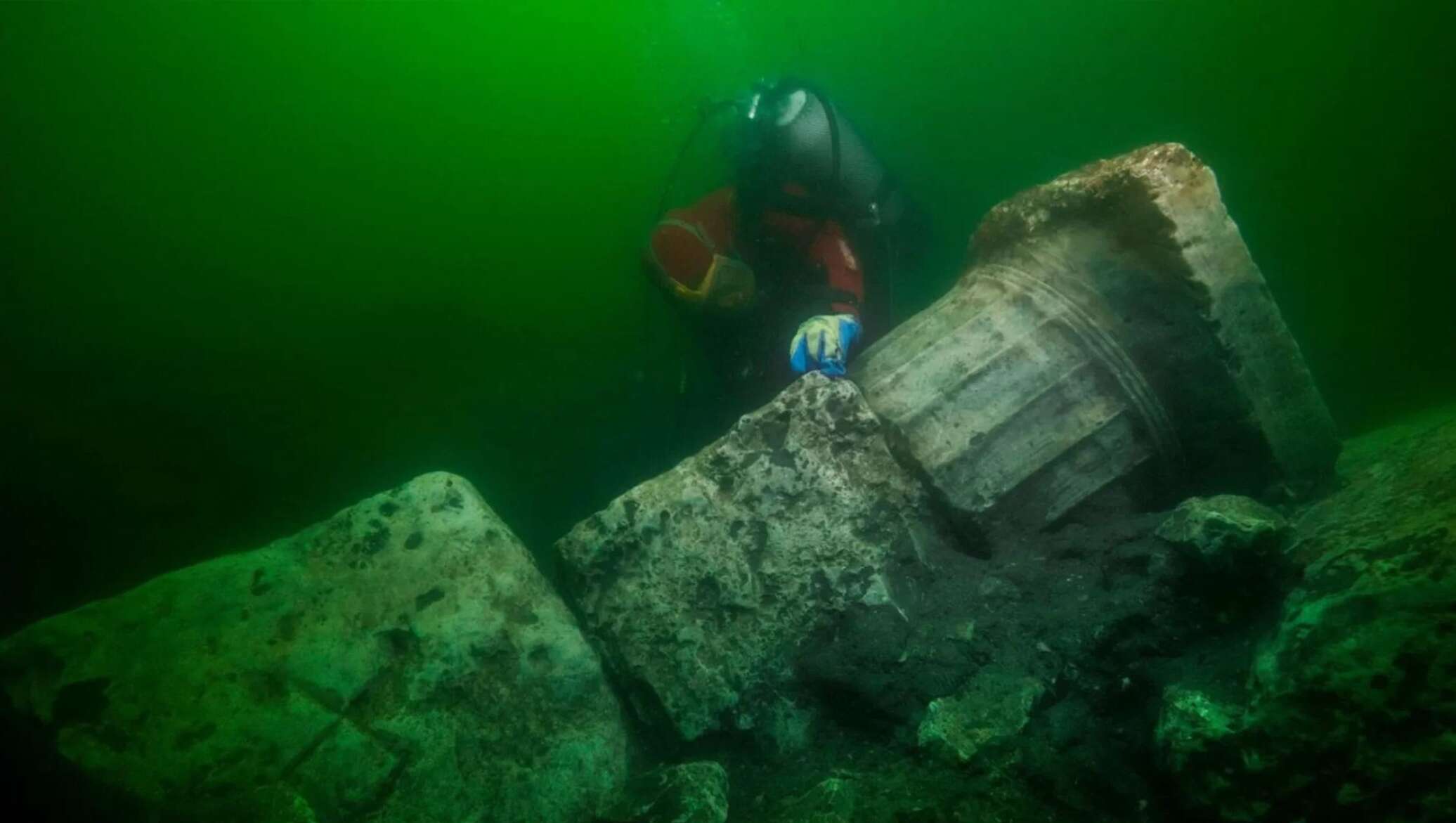 Arheologi zem jūras atklājuši monumentālu ieeju Aleksandrijas bākā: tai ir 2000 gadu, tā sver 80 tonnas un tai būs izšķiroša nozīme tās rekonstrukcijā.