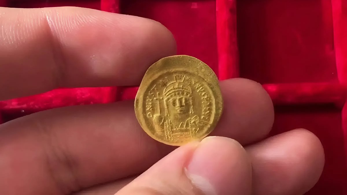 Viņš nejauši atrada vairāk nekā 140 romiešu zelta monētu, kuru vērtība pārsniedza dzīvokļa vērtību Madrides centrā.