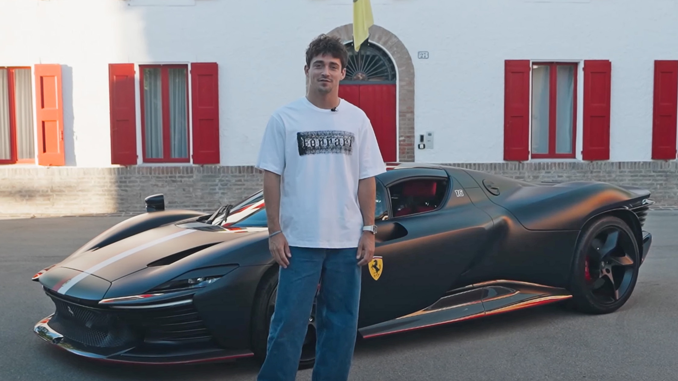 Izsakot “dzīvot kā karalis”, ir domāts šāds: Marokas karalis Muhameds VI ir tik laimīgs, ka Ferrari viņu uzaicina uz Maranello, lai izmēģinātu savus jaunākos sporta auto.