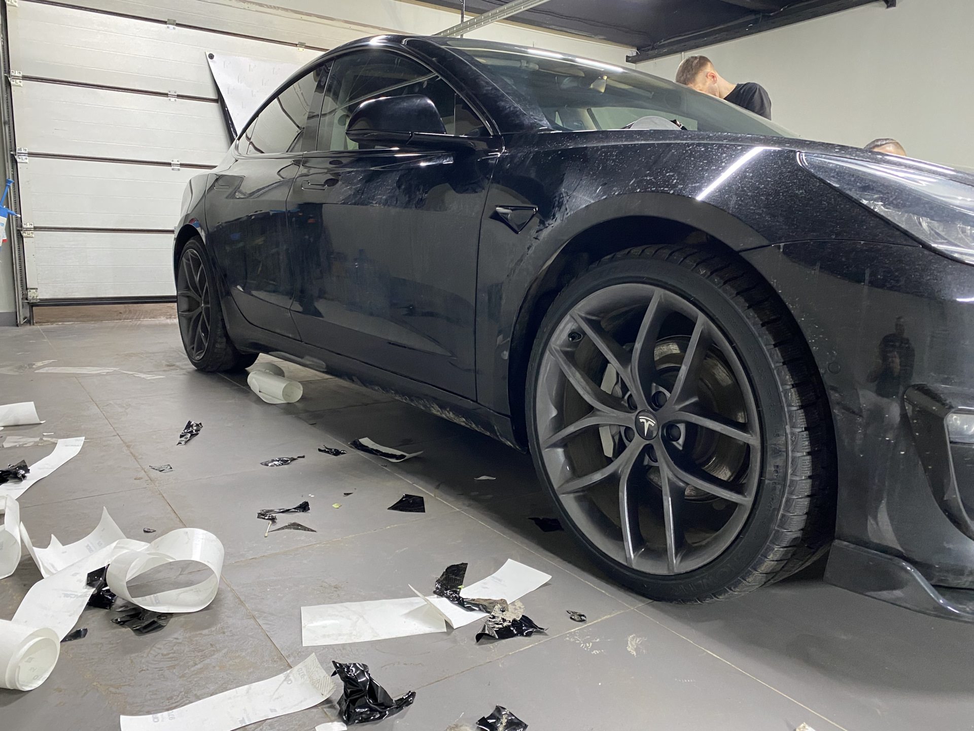 Kādam apnicis skrāpēt savas Tesla riteņus. Viņš atrisināja problēmu, izmantojot vienreizlietojamu disku par 80 eiro.