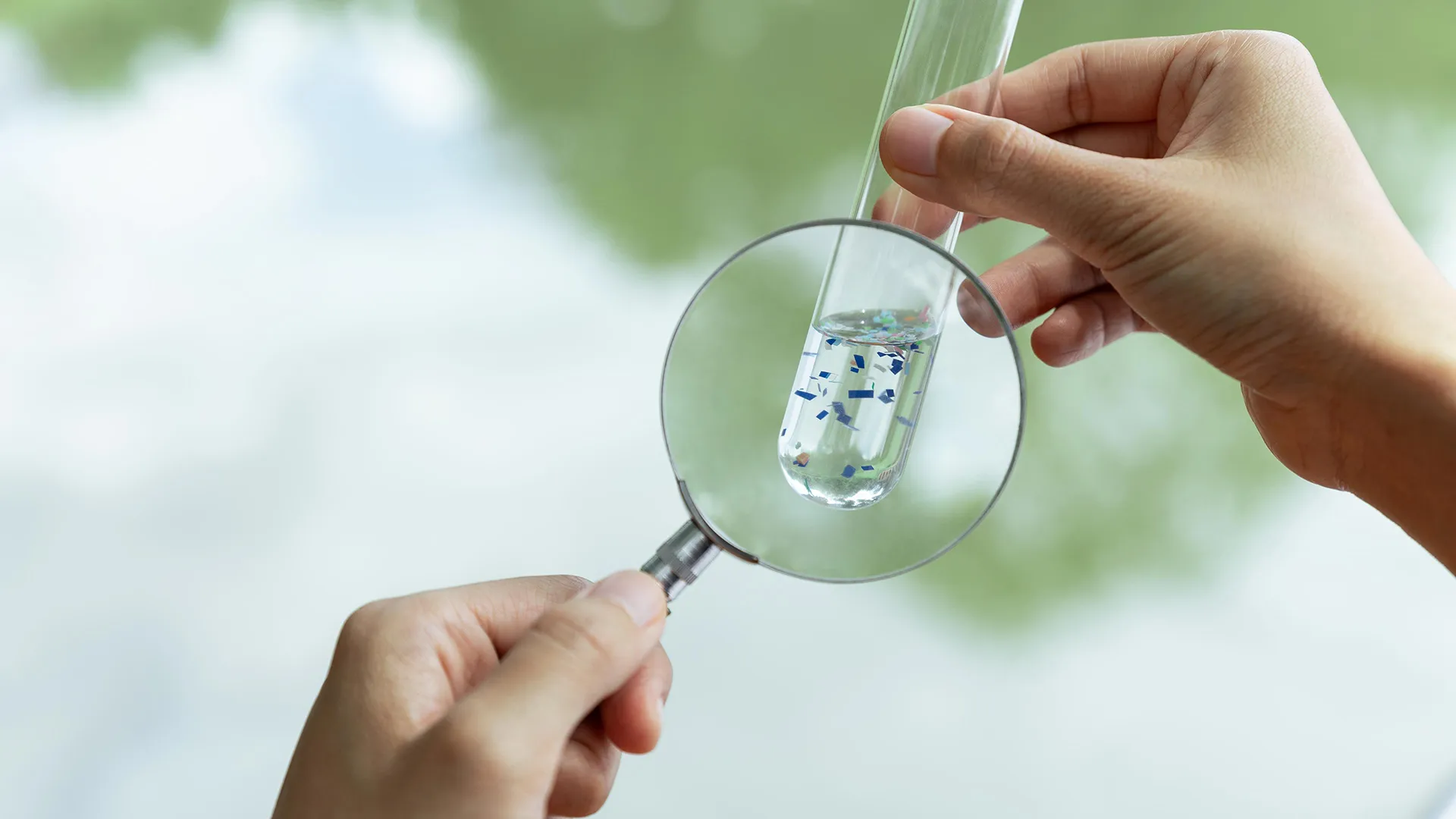 Araseli, mājas uzkopšanas speciāliste: „Pudelēs pildītajā ūdenī var būt simtiem mikroplastmasas daļiņu, nemaz nerunājot par to, ka tā pārvadāšana ir saistīta ar noteiktām grūtībām.”