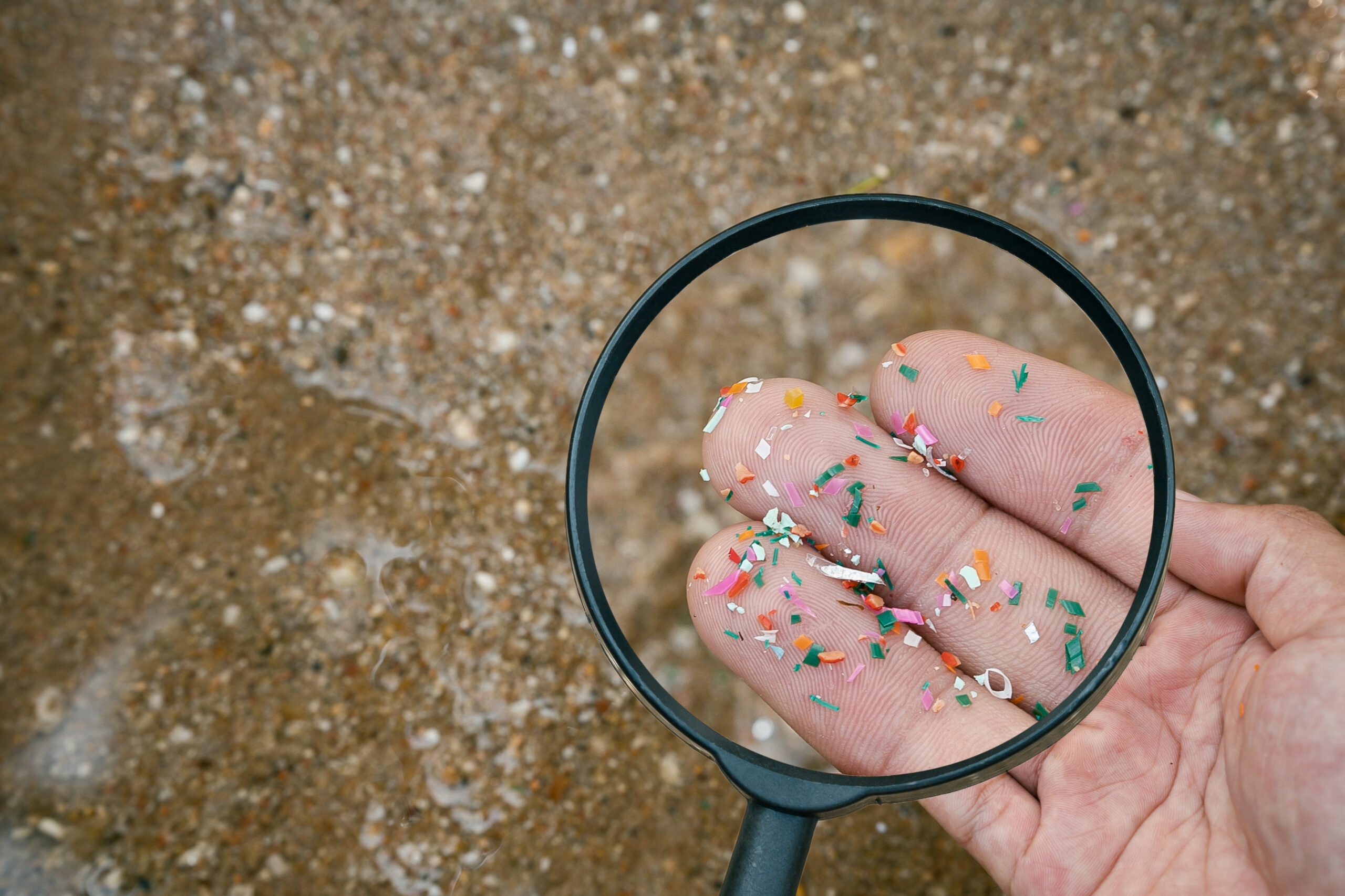 Pētījuma dati liecina, ka tikai viena pudelēs pildīta ūdens marka nesatur mikroplastmasas pēdas, kas rada risku veselībai.