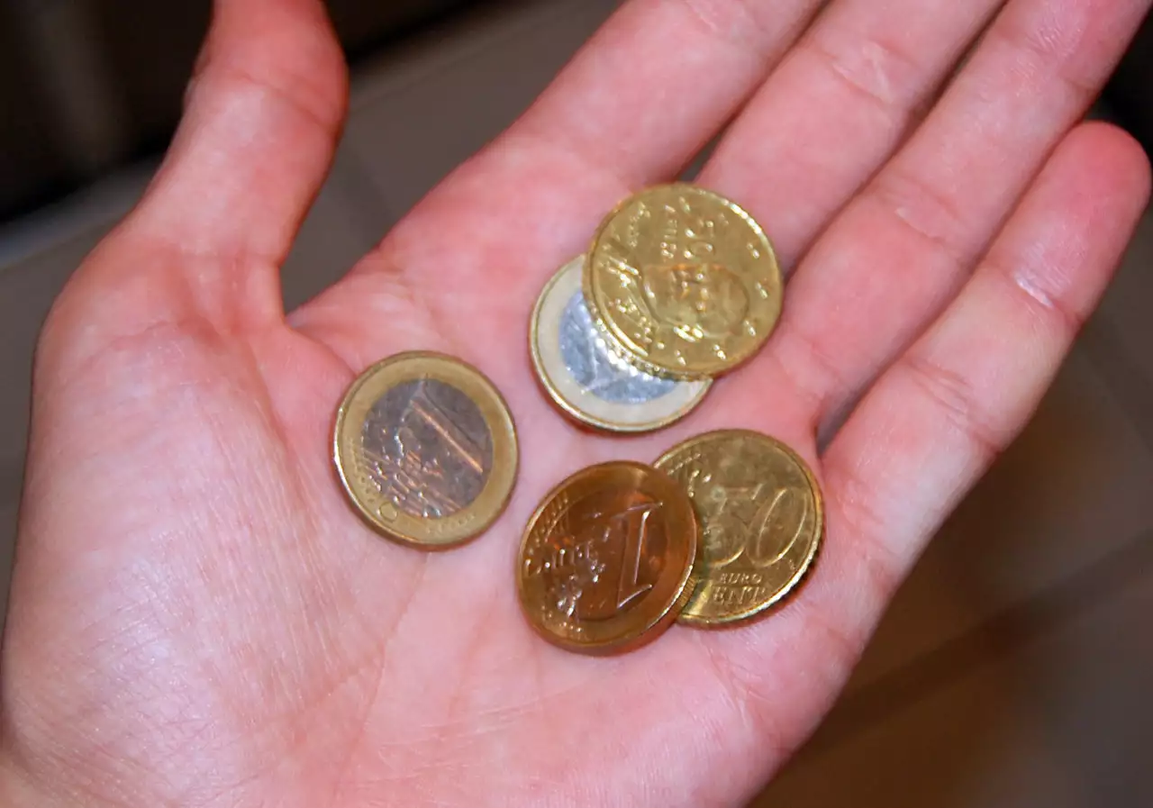 Laimīgais šīs trīs centu monētas īpašnieks saņēma atlīdzību vairāk nekā 57 000 dolāru apmērā.