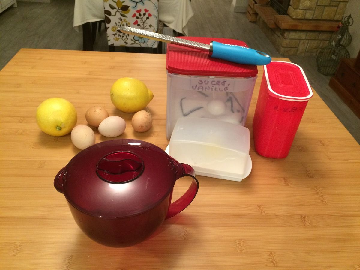 Kā no Tupperware traukiem iztīrīt mērces traipus ar vienkāršu triku