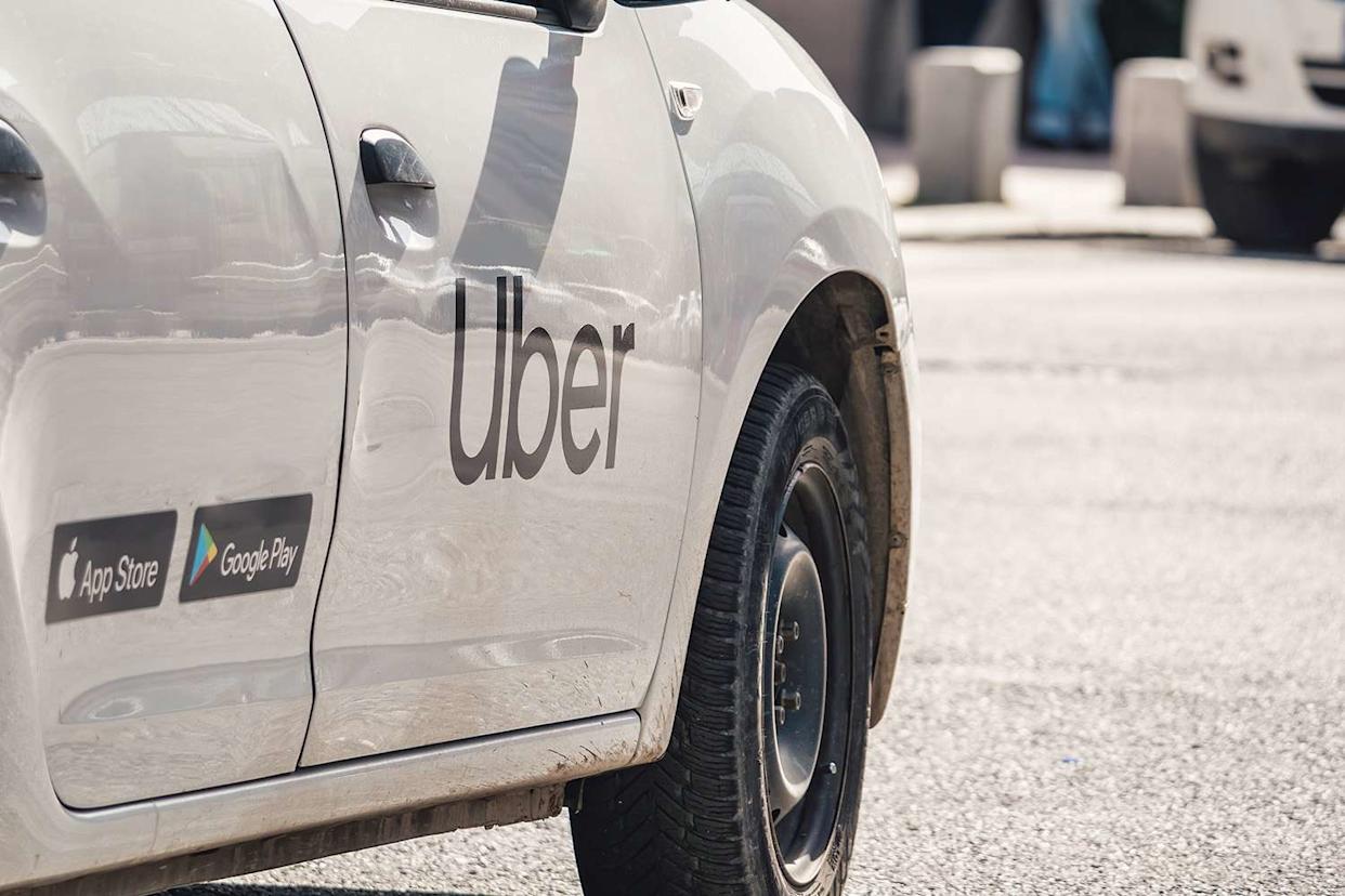 Pirātu taksometri un Uber mēģina iekasēt no tūristiem Ibizā 60 un 45 eiro, lai gan oficiālā brauciena cena ir 16 eiro.