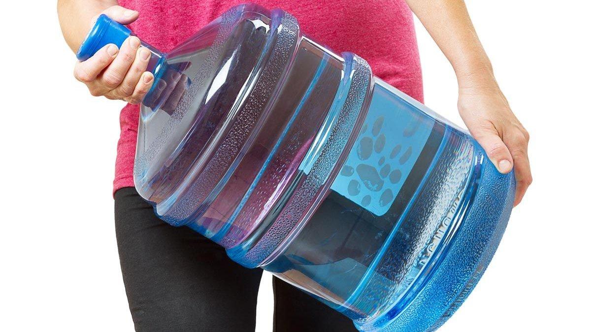 Araseli, mājas uzkopšanas speciāliste: „Pudelēs pildītajā ūdenī var būt simtiem mikroplastmasas daļiņu, nemaz nerunājot par to, ka tā pārvadāšana ir saistīta ar noteiktām grūtībām.”