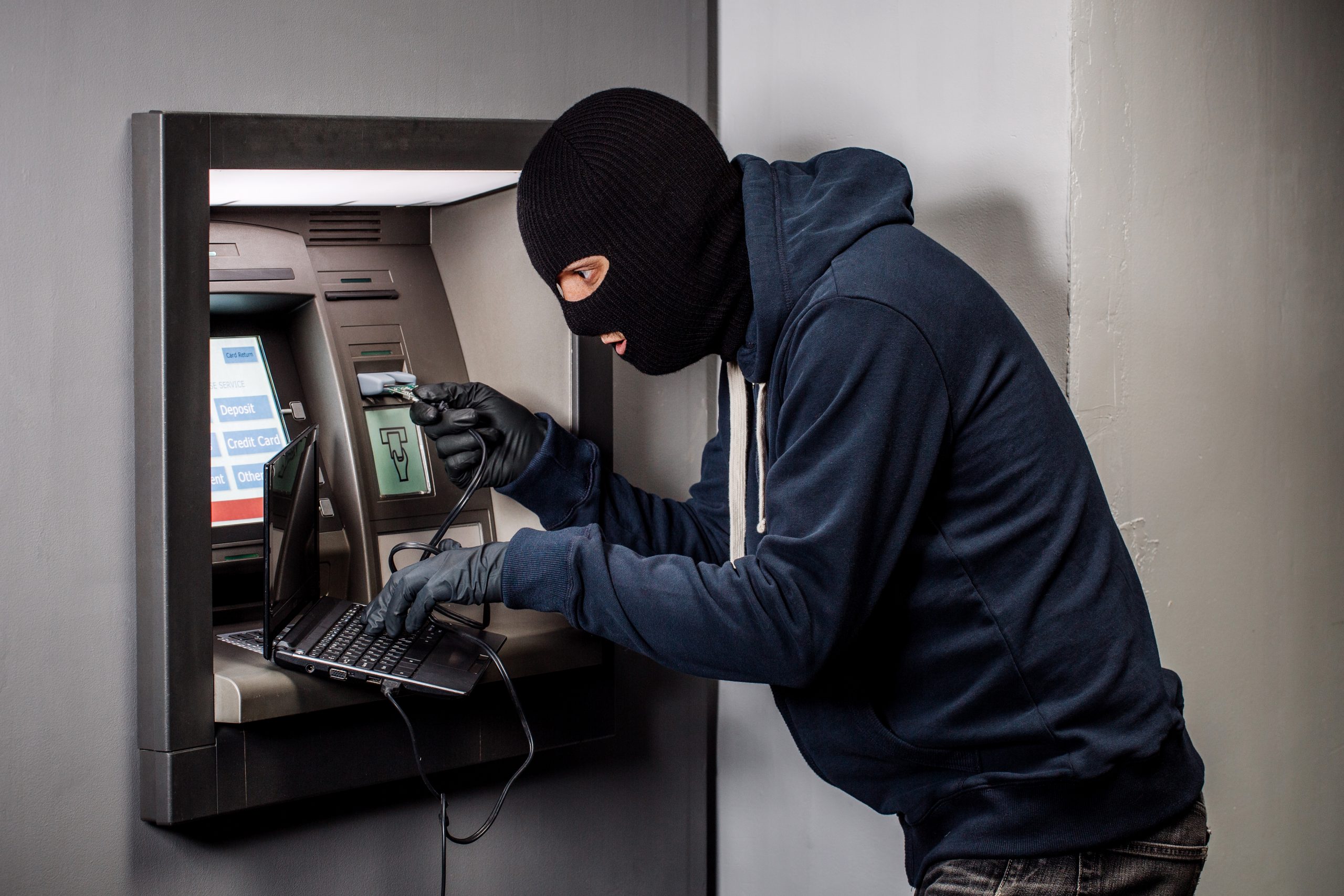 Izsmalcināta krāpšana, kuras rezultātā no banku kontiem bankomātos tiek noņemta nauda, izmantojot mobilo tālruni