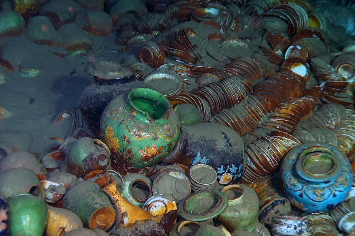 Turcijas krastos kuģa vraka vietā atrasti simtiem 2000 gadus vecu trauku.