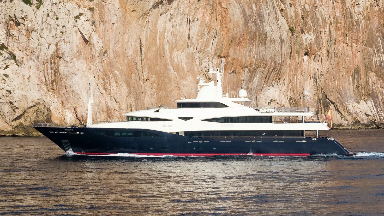 Luksusa megajachta “Attila” samaksās 200 000 eiro drošības naudu, lai varētu atstāt Ibizu un Formenteru.