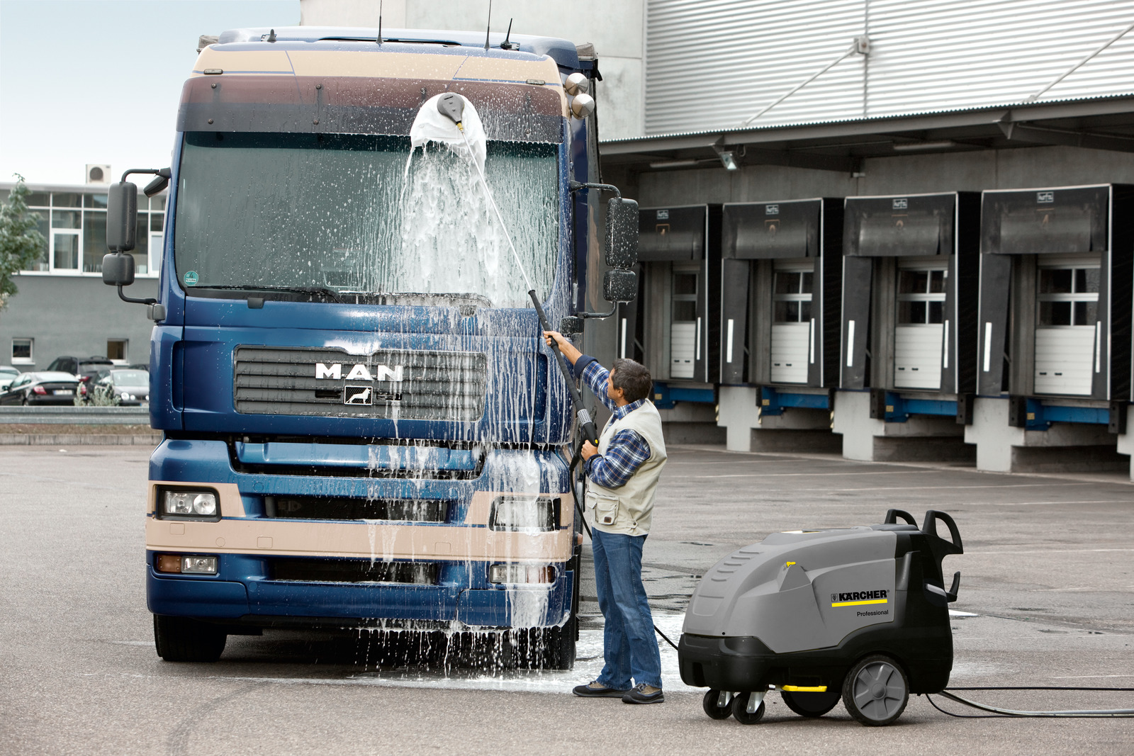 Jūs mazgājat automašīnu ar Karcher. Latvija ir uzstādījusi reaktīvo dzinēju kravas automašīnā, lai tīrītu tankus un kuģus.