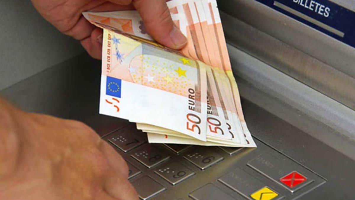 Vairs nekad neizņemiet šādu naudas summu no bankomāta: jūs meklēs Valsts kase.