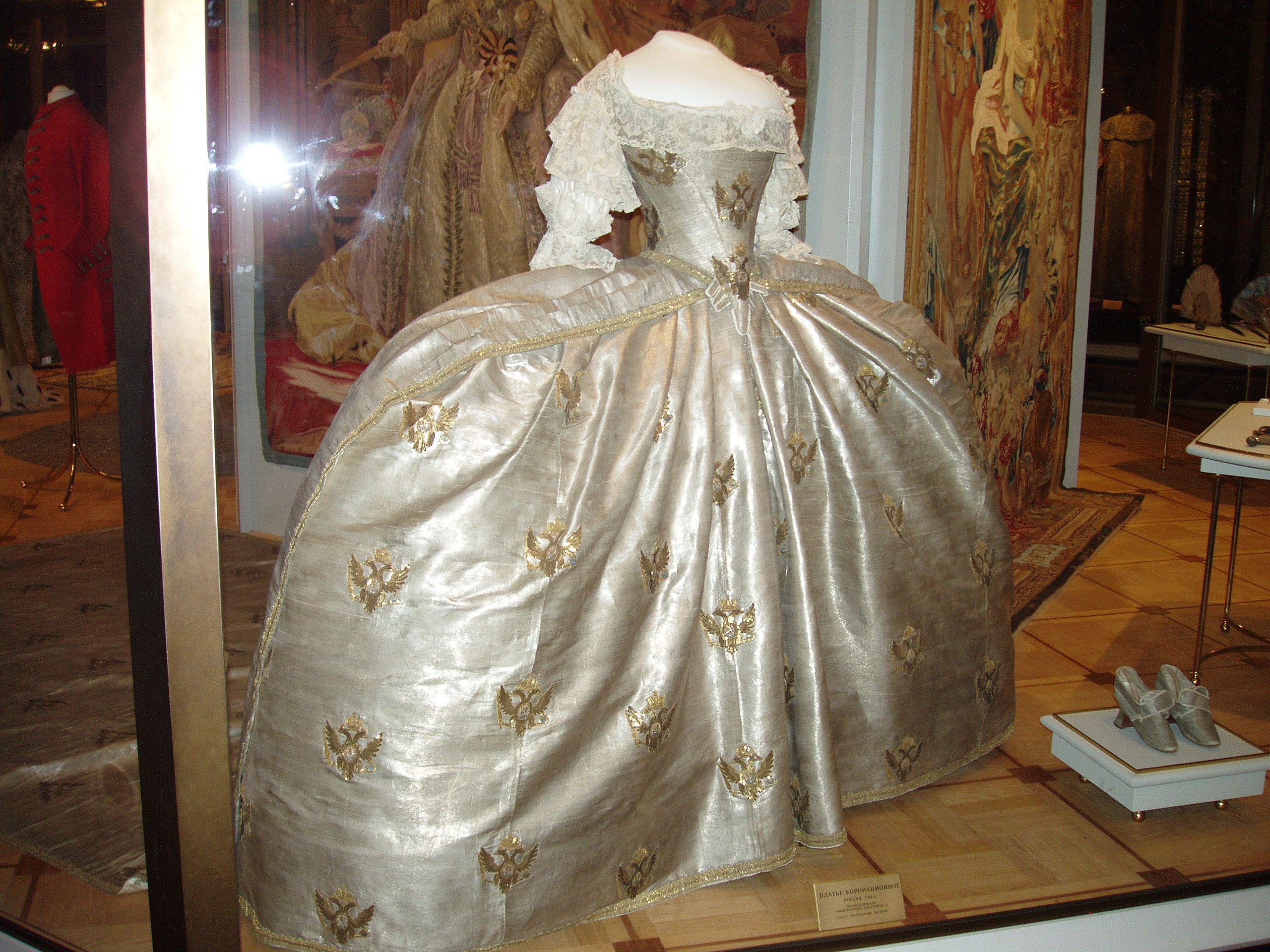 No kronēšanas kleitas līdz kāzu kleitai: Elizabetes II vēsturiskie tērpi tiek izstādīti pirmo reizi.