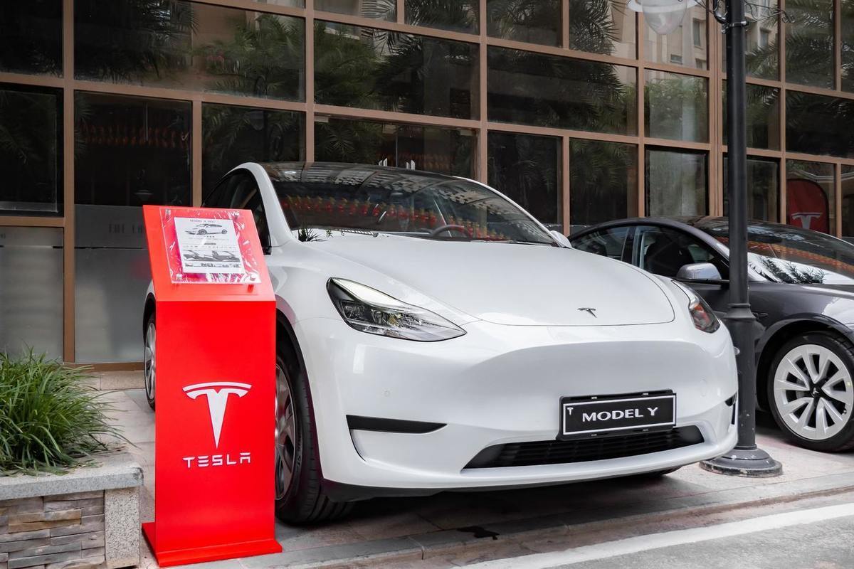 Ķīna maksā Tesla 557 miljonus dolāru, bet neapņemas ražot vairāk elektromobiļu savā teritorijā.