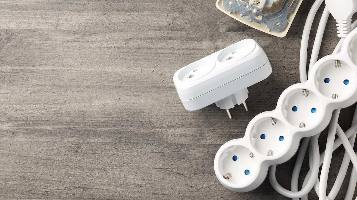 Nekāda balinātāja un pārtikas soda: tā var atbrīvoties no dzeltenā plastmasa un atjaunot tās krāsu.