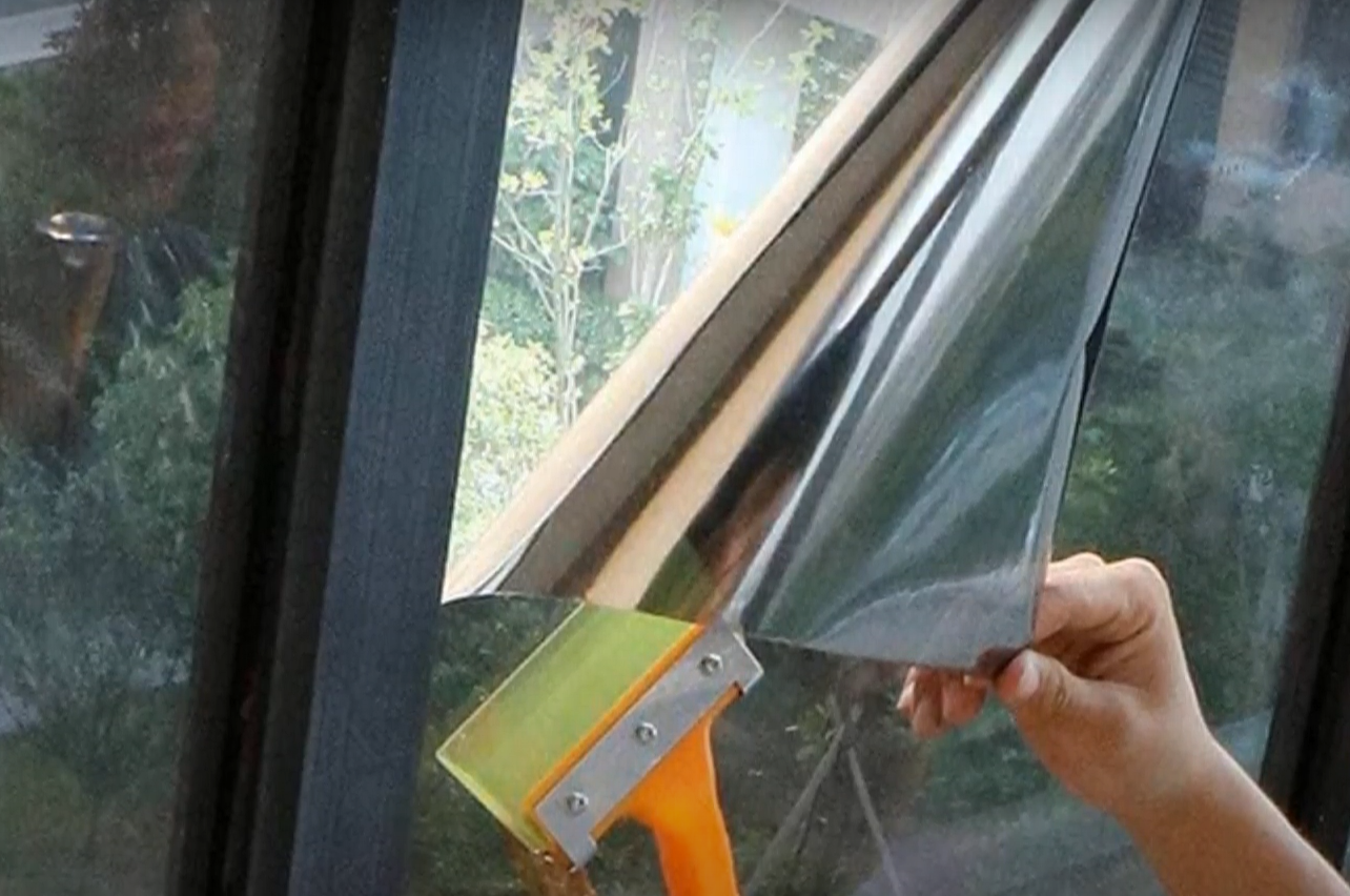 Līmējiet alumīnija foliju uz loga: uzticams veids, kas uz visiem laikiem mainīs jūsu dzīvi.