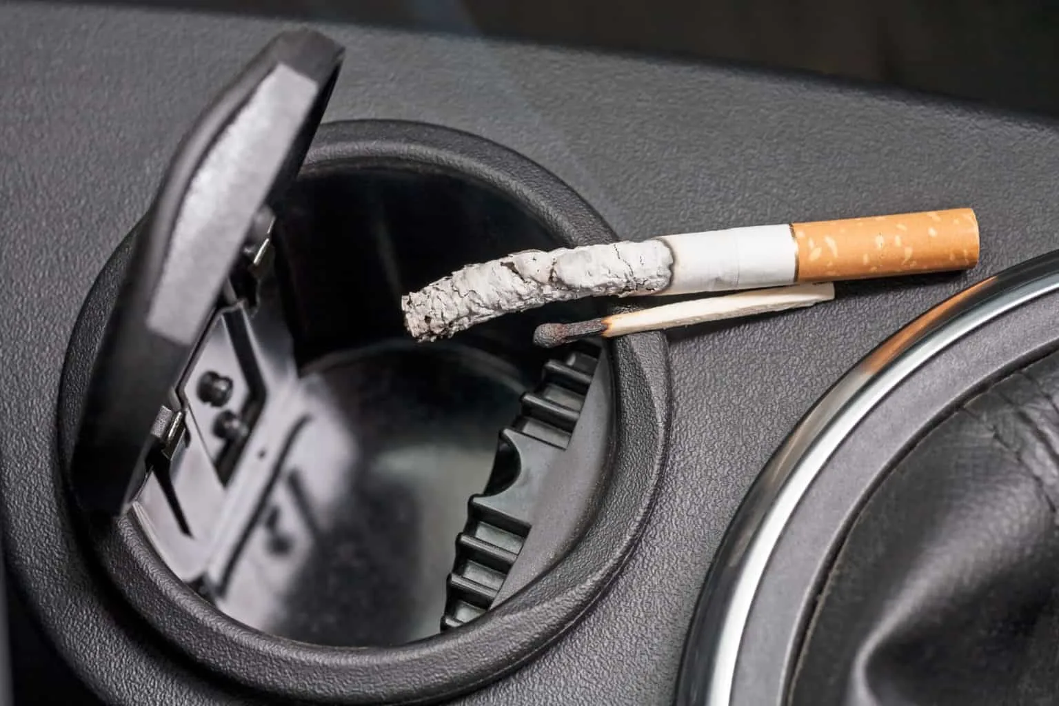 Mājas triks, kas uzreiz atbrīvos jūs no cigarešu smaržas automašīnā