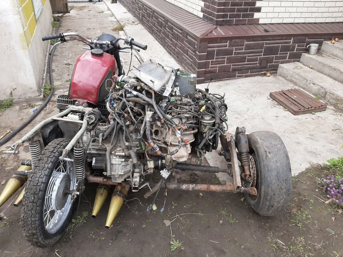 Viņi izveidoja motociklu ar ūdens dzinēju: tika pieņemts, ka tas izskaudīs benzīnu, bet kaut kas notika...