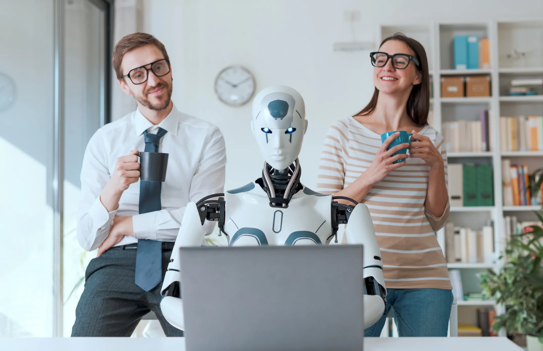 Pilsētas dome pieņēma darbā robotu kā valsts ierēdni. Rezultātā, pēc gada darba, viņš izlēca no kāpnēm.