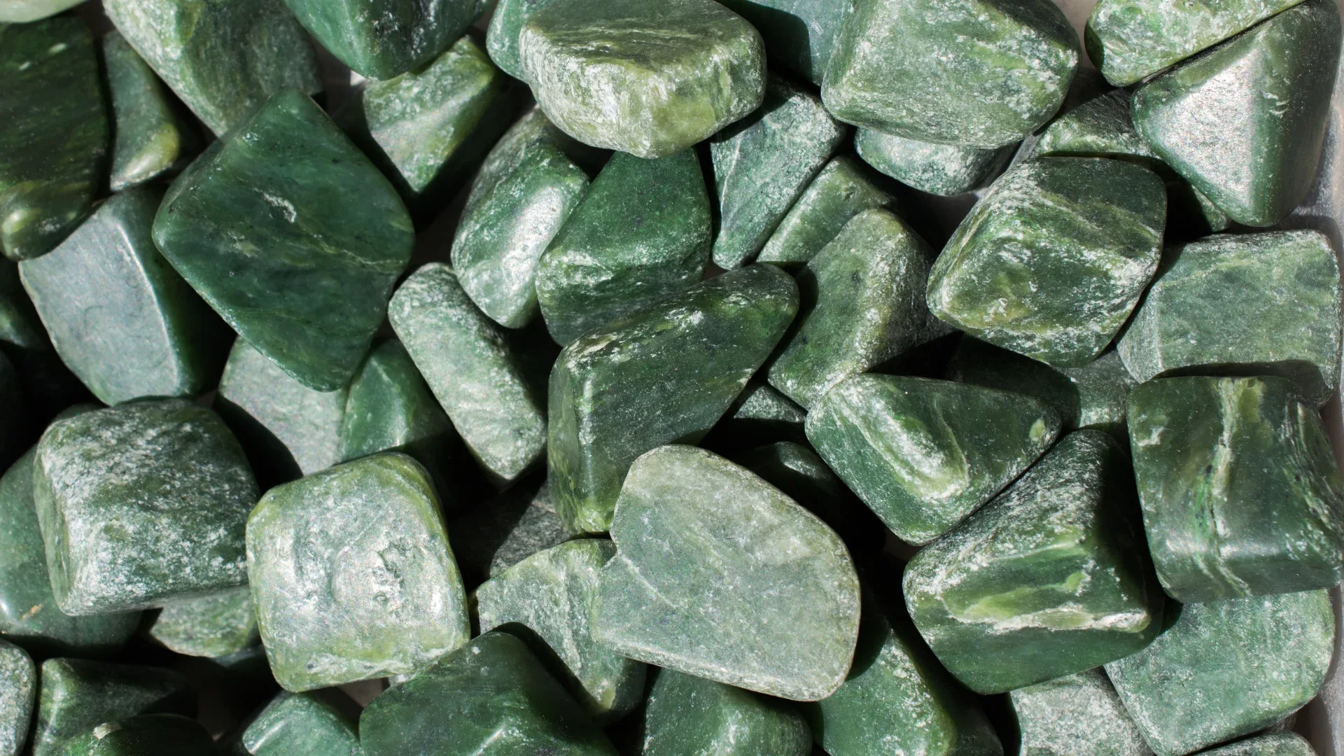 Atā, zelts un platīns: šis mazpazīstams dārgakmens maksā simtiem dolāru par karātu un atrodams tikai vienā vietā uz Zemes.