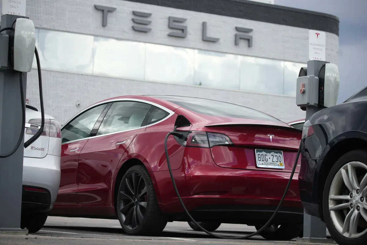 Ķīna maksā Tesla 557 miljonus dolāru, bet neapņemas ražot vairāk elektromobiļu savā teritorijā.