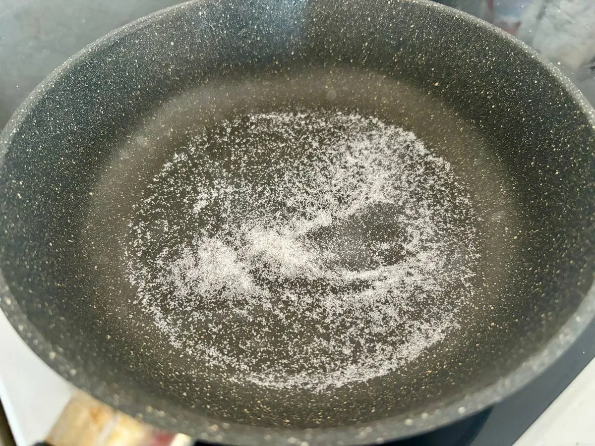 Leidenfrost efekts: „Lai ola nepieliptu pie pannas, galvenais nav eļļa, bet temperatūra”.
