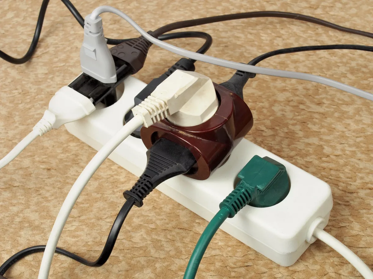 Kā novērst elektrisko rozetju pārkaršanu jūsu mājā, izmantojot praktisku un pastāvīgu risinājumu.