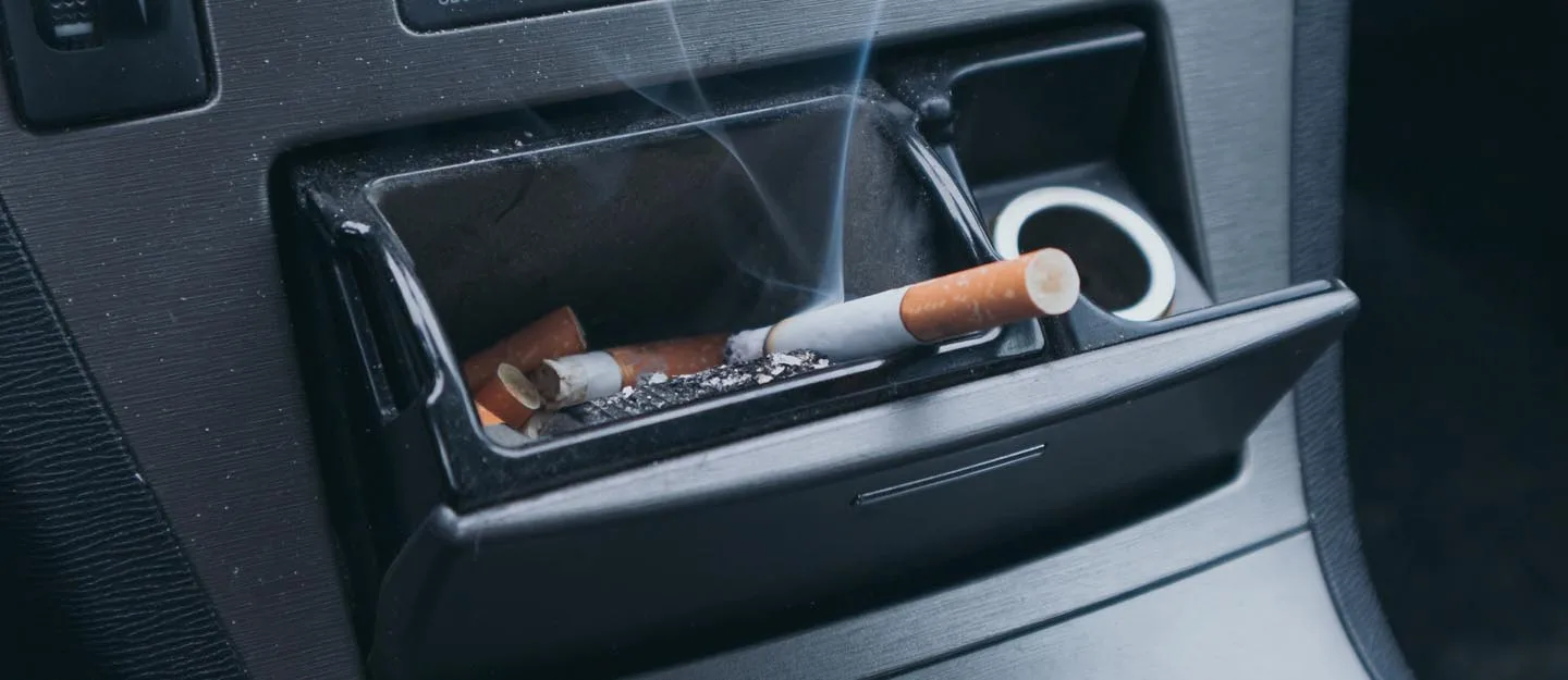 Mājas triks, kas uzreiz atbrīvos jūs no cigarešu smaržas automašīnā