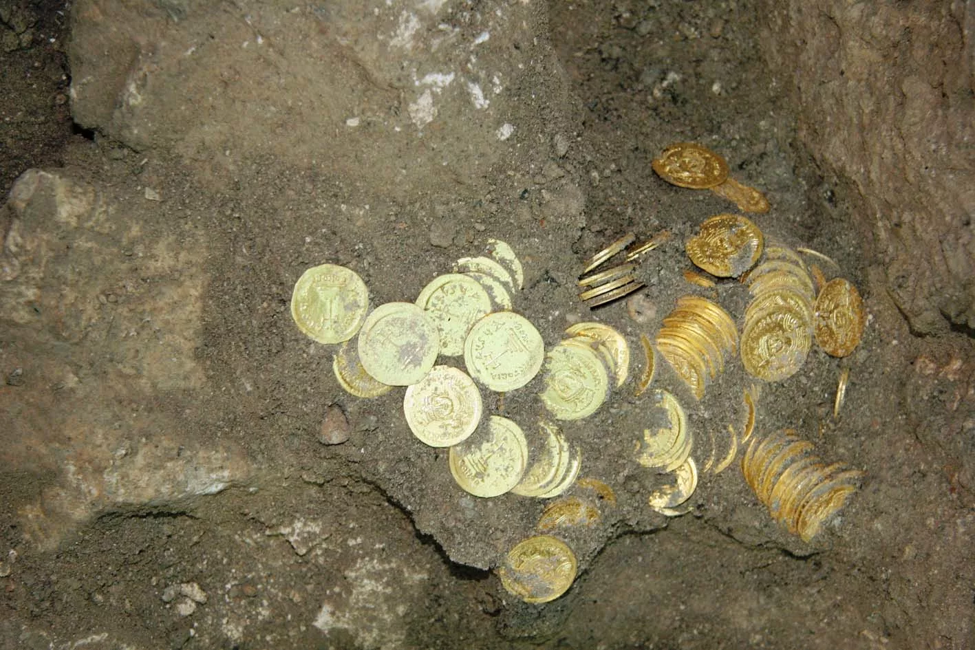 Bērnībā viņš atrada vairākas monētas, slēpa tās 60 gadus, un tagad arheologi klauvē pie durvīm.