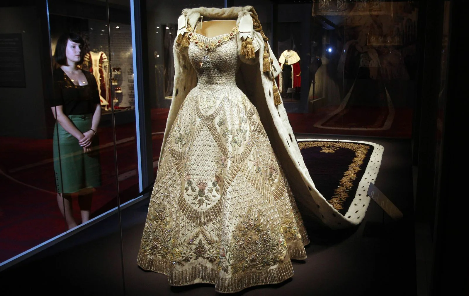 No kronēšanas kleitas līdz kāzu kleitai: Elizabetes II vēsturiskie tērpi tiek izstādīti pirmo reizi.