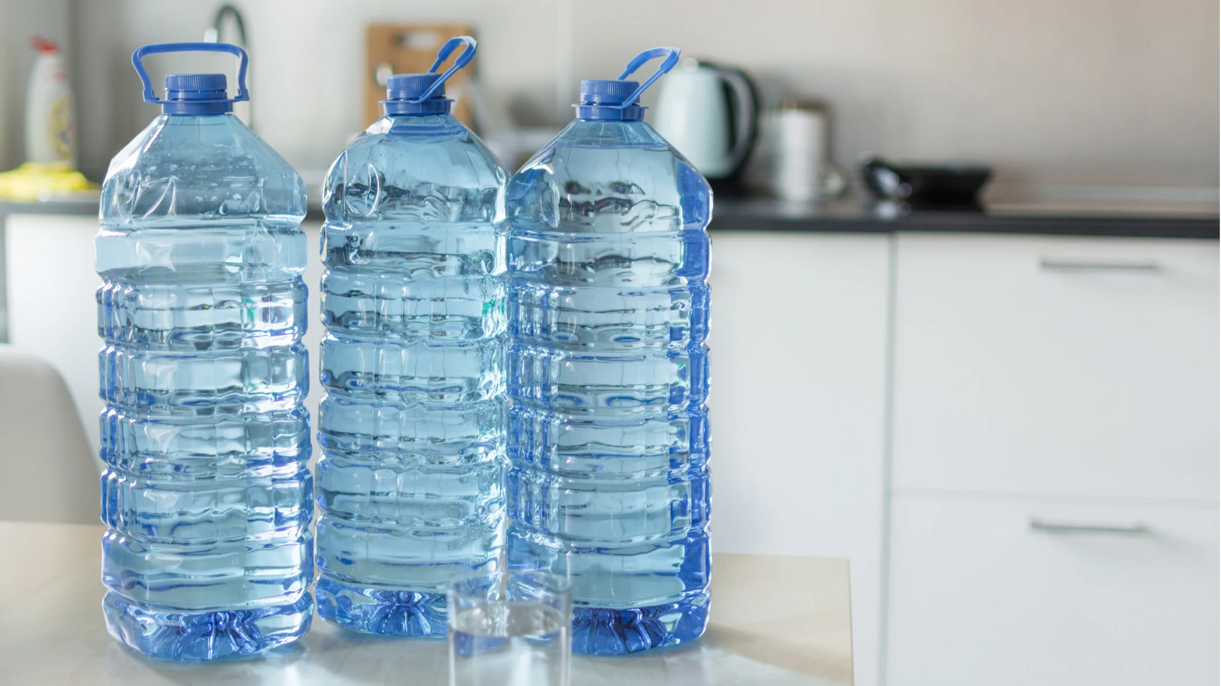 Araseli, mājas uzkopšanas speciāliste: „Pudelēs pildītajā ūdenī var būt simtiem mikroplastmasas daļiņu, nemaz nerunājot par to, ka tā pārvadāšana ir saistīta ar noteiktām grūtībām.”