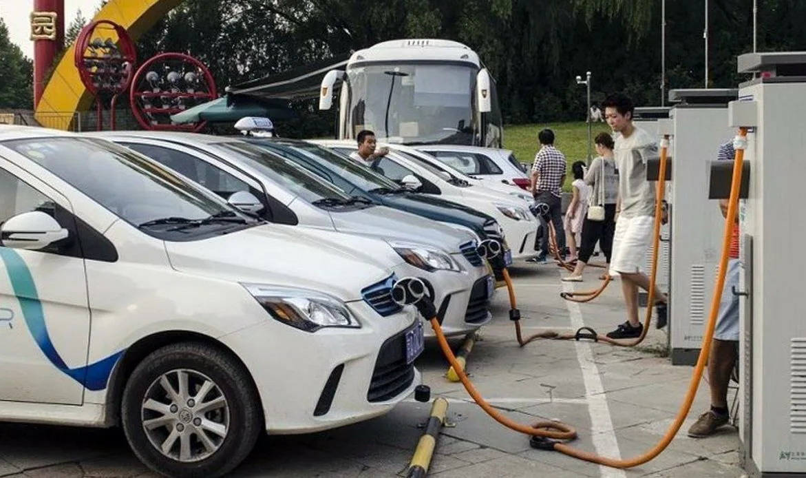 Ķīnieši izstrādā elektromobili ar rekordālu uzlādes ātrumu: jauna tehnoloģija izmainīs tirgu