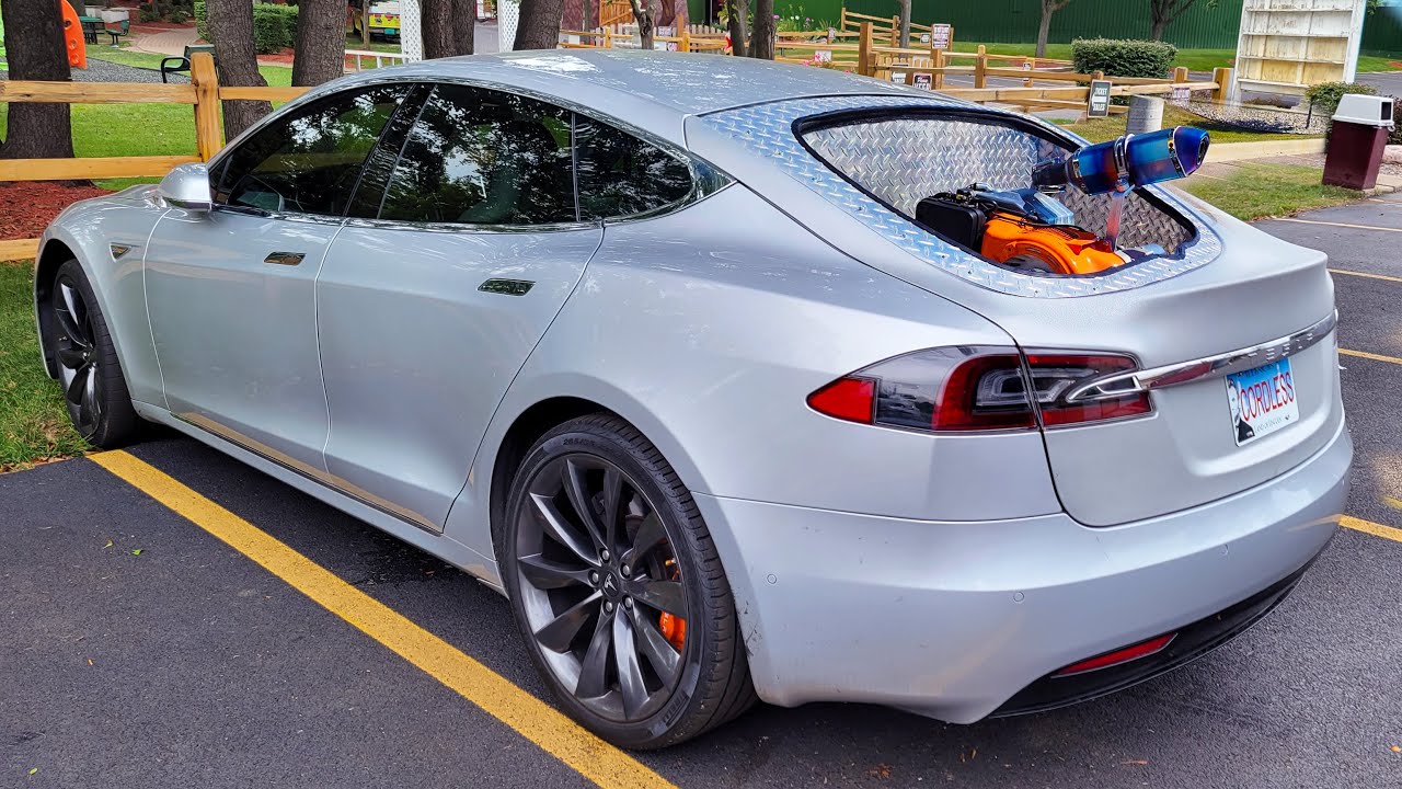 Kādam apnicis skrāpēt savas Tesla riteņus. Viņš atrisināja problēmu, izmantojot vienreizlietojamu disku par 80 eiro.