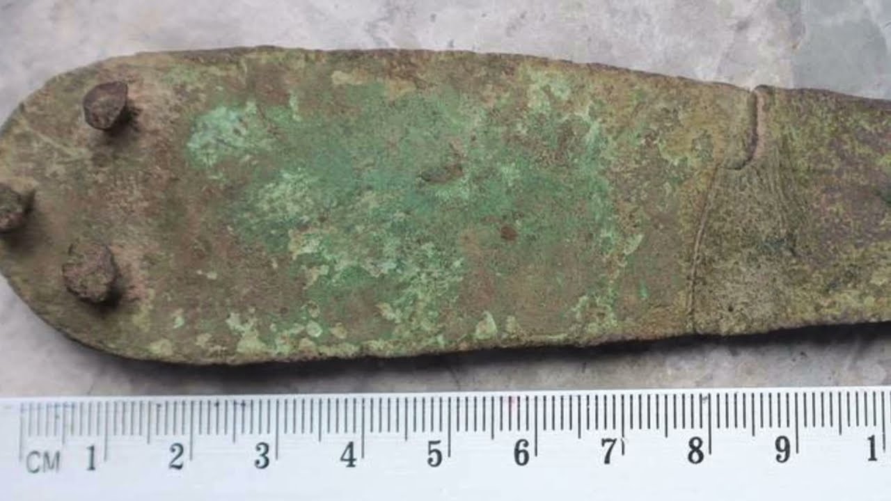 Latvijā atrasts bronzas laikmeta ciems ar 332 ēkām, piramīdveida svariem audekla stellēm un bruņurupuča bruņām.